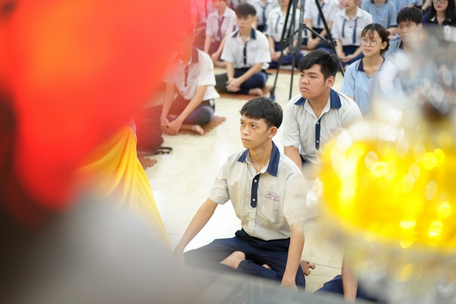 Học sinh trường THPT Nguyễn Văn Cừ cầu nguyện trước kỳ thi