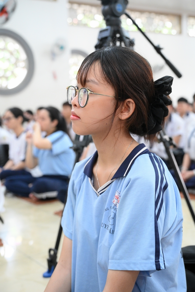 Học sinh trường THPT Nguyễn Văn Cừ cầu nguyện trước kỳ thi