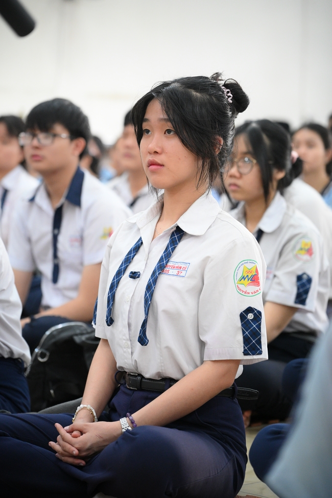 Học sinh trường THPT Nguyễn Văn Cừ cầu nguyện trước kỳ thi