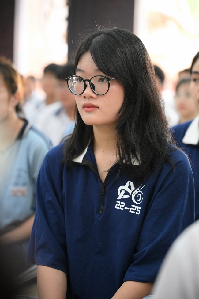 Học sinh trường THPT Nguyễn Văn Cừ cầu nguyện trước kỳ thi