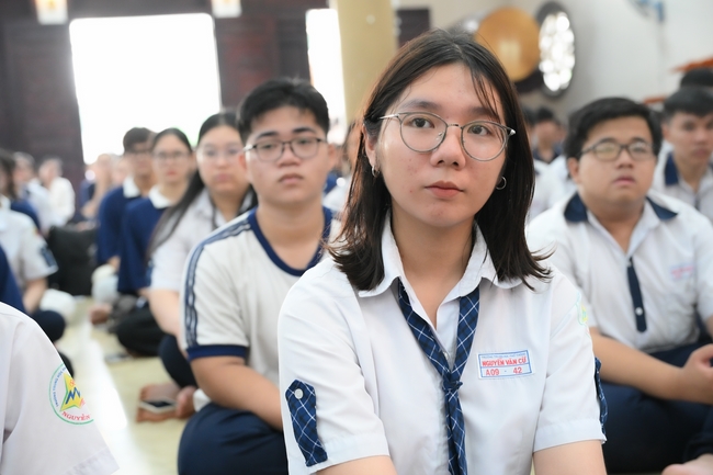 Học sinh trường THPT Nguyễn Văn Cừ cầu nguyện trước kỳ thi