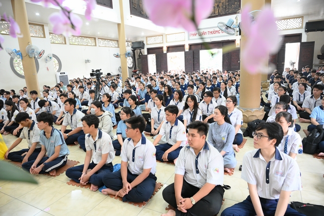 Học sinh trường THPT Nguyễn Văn Cừ cầu nguyện trước kỳ thi