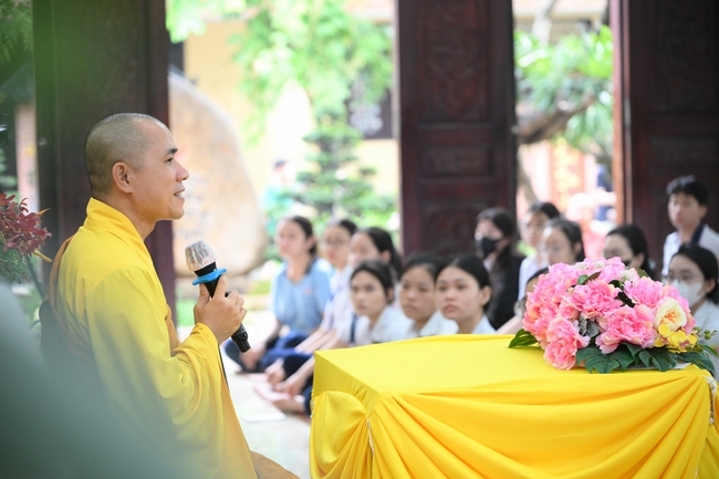 Học sinh trường THPT Nguyễn Văn Cừ cầu nguyện trước kỳ thi