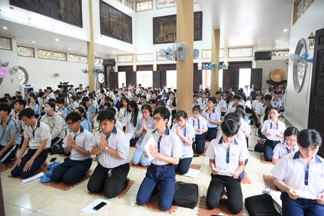 Học sinh trường THPT Nguyễn Văn Cừ cầu nguyện trước kỳ thi