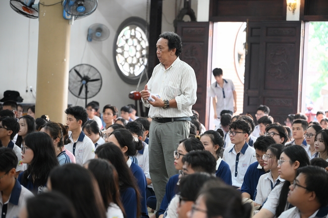 Học sinh trường THPT Nguyễn Văn Cừ cầu nguyện trước kỳ thi