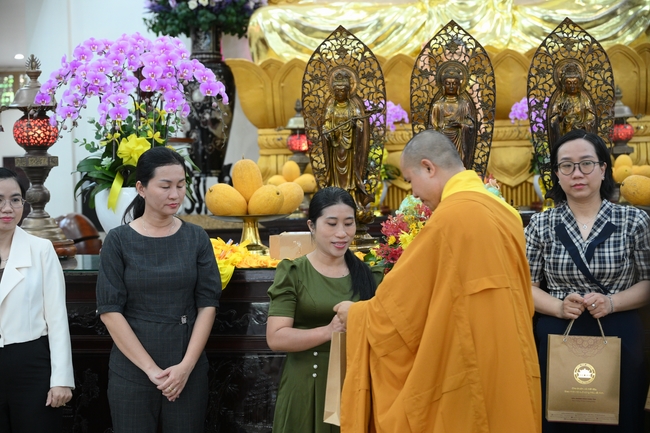 Học sinh trường THPT Nguyễn Văn Cừ cầu nguyện trước kỳ thi