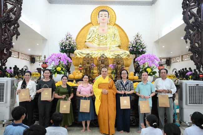 Học sinh trường THPT Nguyễn Văn Cừ cầu nguyện trước kỳ thi