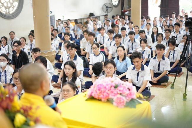 Học sinh trường THPT Nguyễn Văn Cừ cầu nguyện trước kỳ thi