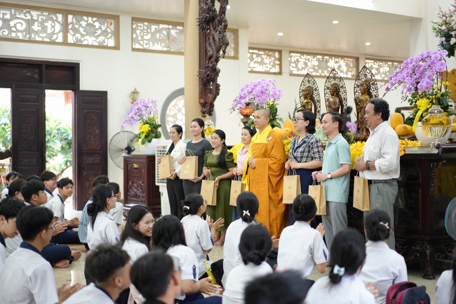 Học sinh trường THPT Nguyễn Văn Cừ cầu nguyện trước kỳ thi