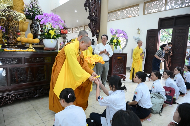 Học sinh trường THPT Nguyễn Văn Cừ cầu nguyện trước kỳ thi