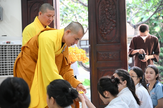 Học sinh trường THPT Nguyễn Văn Cừ cầu nguyện trước kỳ thi