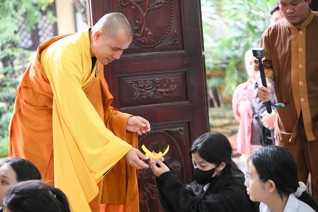 Học sinh trường THPT Nguyễn Văn Cừ cầu nguyện trước kỳ thi