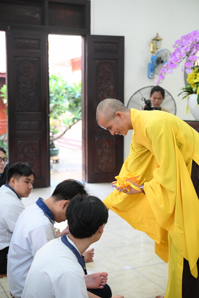 Học sinh trường THPT Nguyễn Văn Cừ cầu nguyện trước kỳ thi