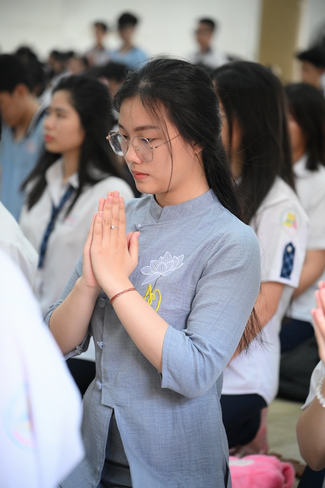 Học sinh trường THPT Nguyễn Văn Cừ cầu nguyện trước kỳ thi