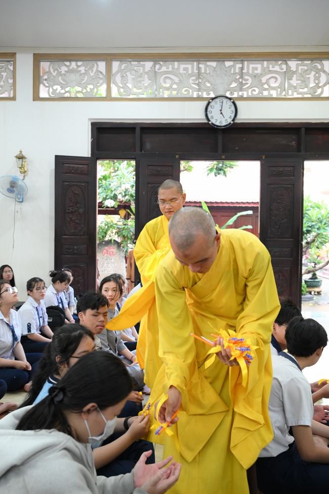 Học sinh trường THPT Nguyễn Văn Cừ cầu nguyện trước kỳ thi