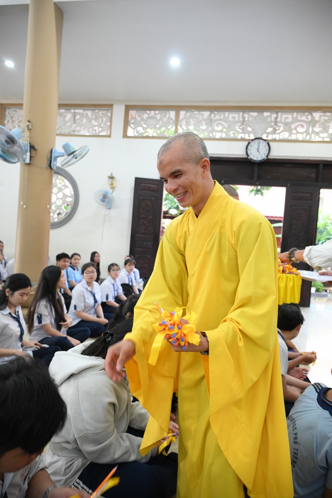 Học sinh trường THPT Nguyễn Văn Cừ cầu nguyện trước kỳ thi