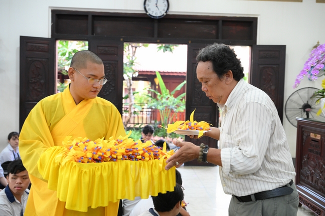 Học sinh trường THPT Nguyễn Văn Cừ cầu nguyện trước kỳ thi