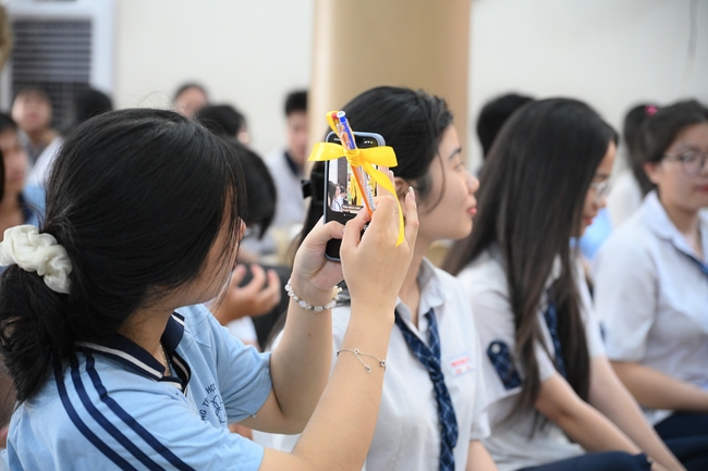 Học sinh trường THPT Nguyễn Văn Cừ cầu nguyện trước kỳ thi