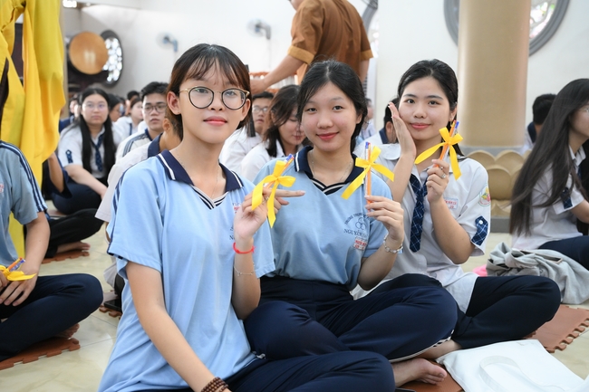 Học sinh trường THPT Nguyễn Văn Cừ cầu nguyện trước kỳ thi