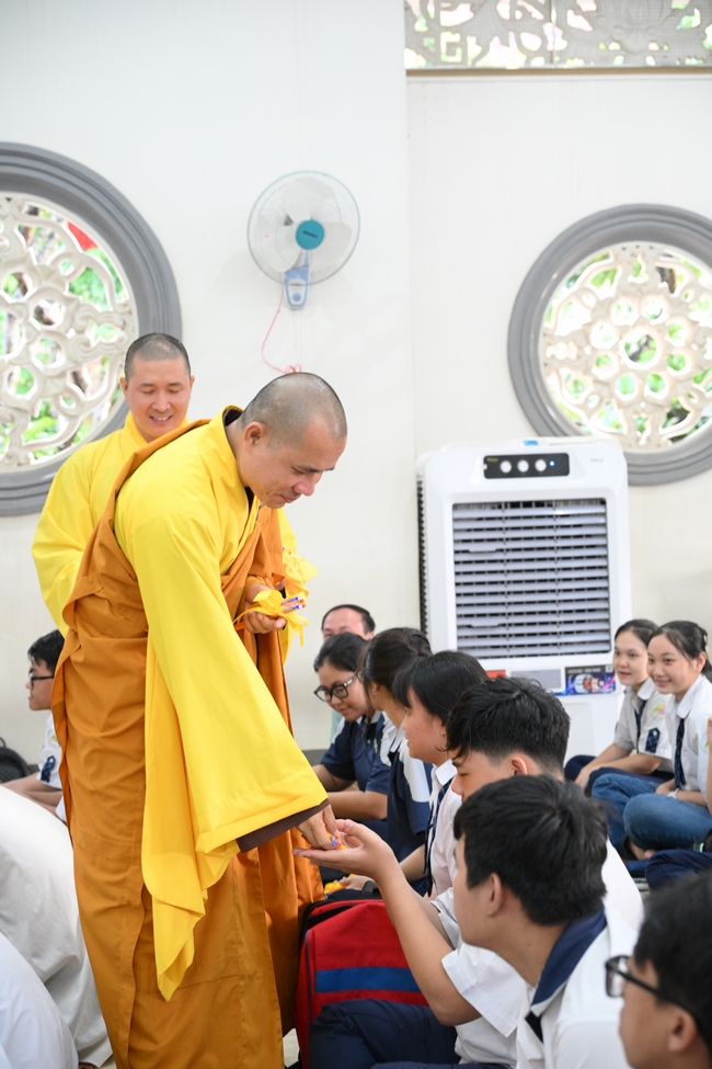 Học sinh trường THPT Nguyễn Văn Cừ cầu nguyện trước kỳ thi