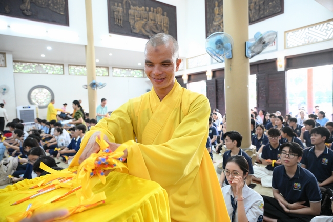 Học sinh trường THPT Nguyễn Văn Cừ cầu nguyện trước kỳ thi