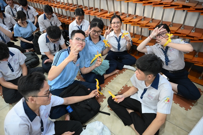 Học sinh trường THPT Nguyễn Văn Cừ cầu nguyện trước kỳ thi