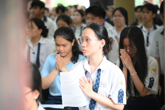 Học sinh trường THPT Nguyễn Văn Cừ cầu nguyện trước kỳ thi