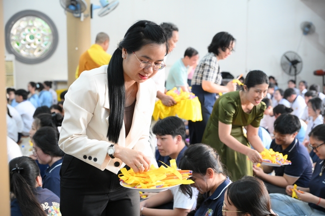 Học sinh trường THPT Nguyễn Văn Cừ cầu nguyện trước kỳ thi