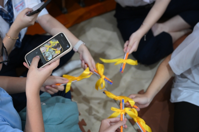 Học sinh trường THPT Nguyễn Văn Cừ cầu nguyện trước kỳ thi