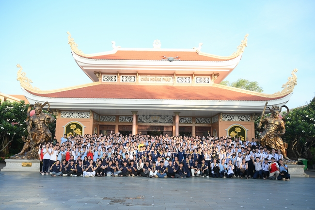 Học sinh trường THPT Nguyễn Văn Cừ cầu nguyện trước kỳ thi