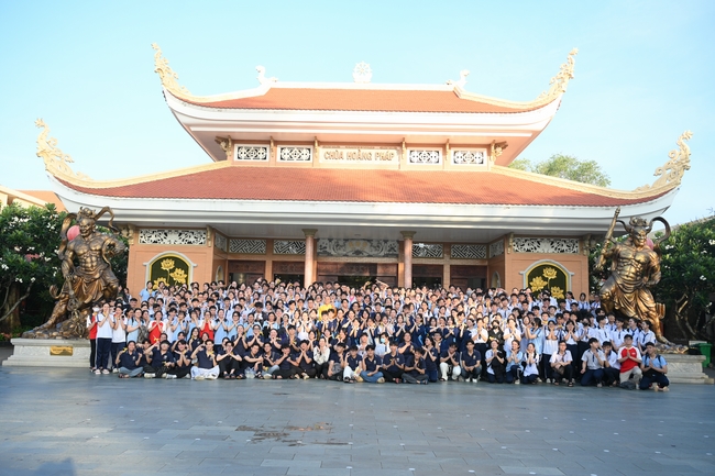 Học sinh trường THPT Nguyễn Văn Cừ cầu nguyện trước kỳ thi