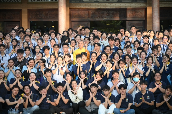 Học sinh trường THPT Nguyễn Văn Cừ cầu nguyện trước kỳ thi