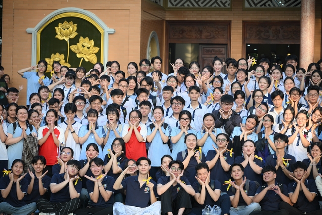 Học sinh trường THPT Nguyễn Văn Cừ cầu nguyện trước kỳ thi