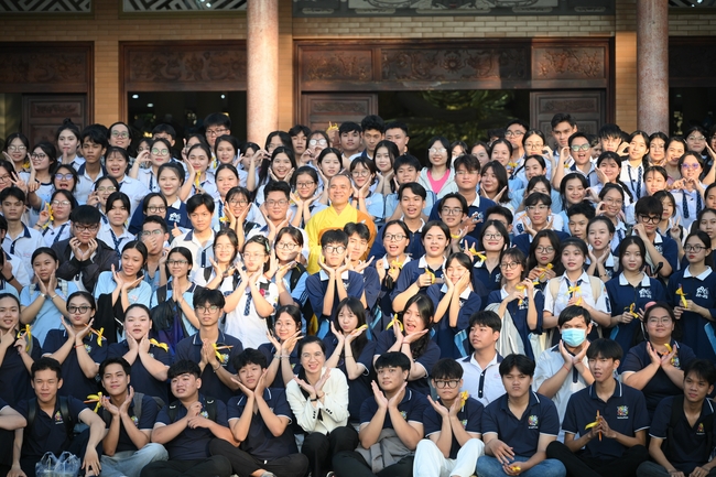 Học sinh trường THPT Nguyễn Văn Cừ cầu nguyện trước kỳ thi