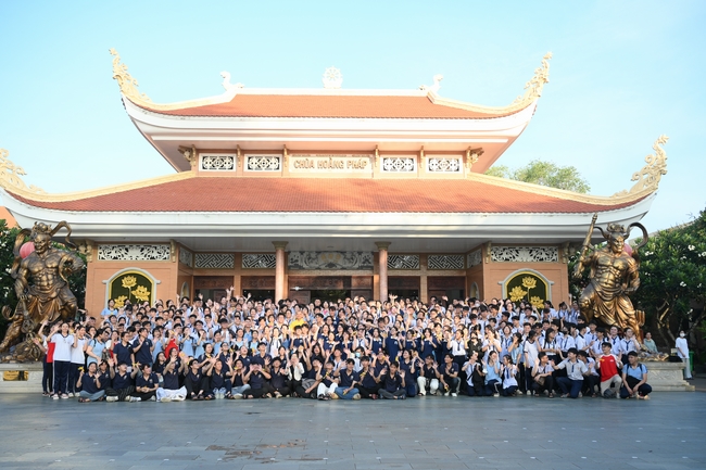 Học sinh trường THPT Nguyễn Văn Cừ cầu nguyện trước kỳ thi