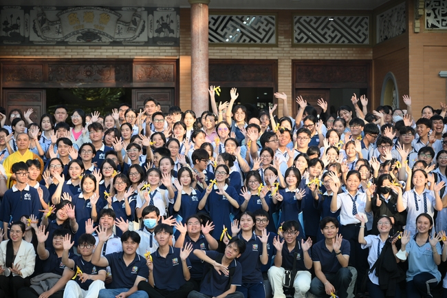 Học sinh trường THPT Nguyễn Văn Cừ cầu nguyện trước kỳ thi