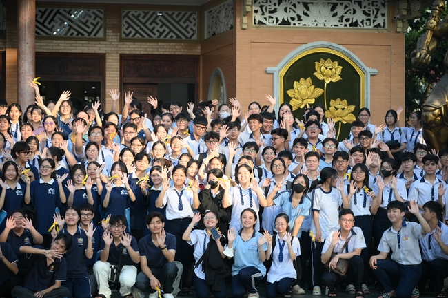 Học sinh trường THPT Nguyễn Văn Cừ cầu nguyện trước kỳ thi