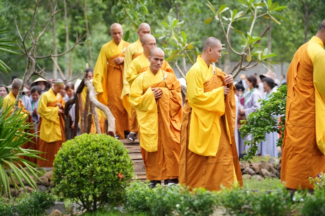 Nhóm Hiểu và Thương chùa Hoằng Pháp: Cúng dường Trường Hạ PL.2569 – DL.2025