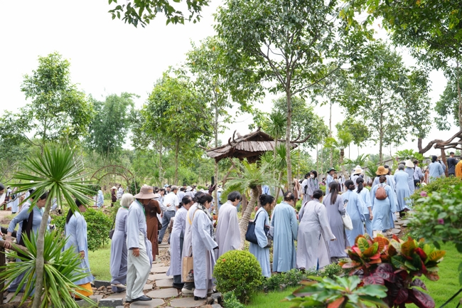 Nhóm Hiểu và Thương chùa Hoằng Pháp: Cúng dường Trường Hạ PL.2569 – DL.2025