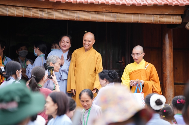 Nhóm Hiểu và Thương chùa Hoằng Pháp: Cúng dường Trường Hạ PL.2569 – DL.2025