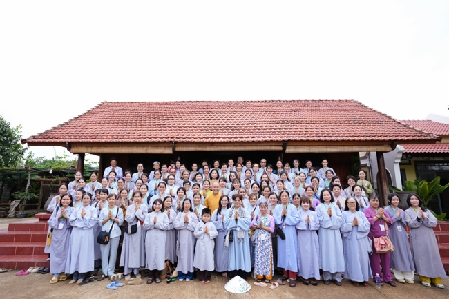 Nhóm Hiểu và Thương chùa Hoằng Pháp: Cúng dường Trường Hạ PL.2569 – DL.2025