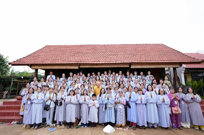 Nhóm Hiểu và Thương chùa Hoằng Pháp: Cúng dường Trường Hạ PL.2569 – DL.2025