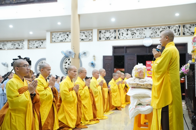 Nhóm Hiểu và Thương chùa Hoằng Pháp: Cúng dường Trường Hạ PL.2569 – DL.2025