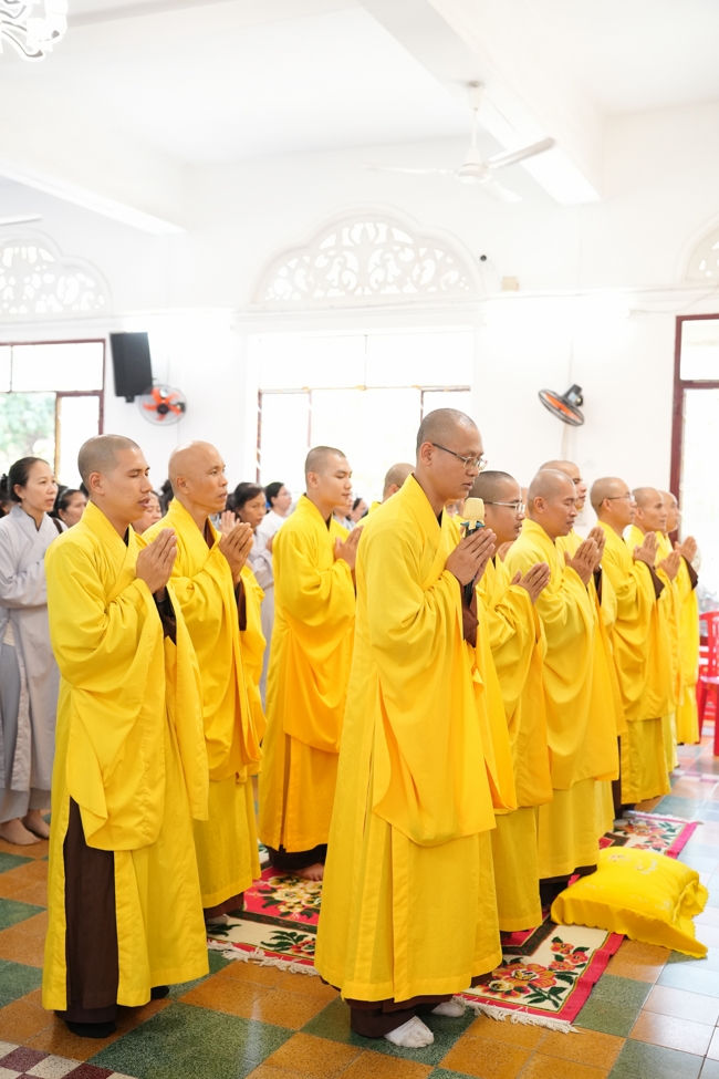 Nhóm Hiểu và Thương chùa Hoằng Pháp: Cúng dường Trường Hạ PL.2569 – DL.2025