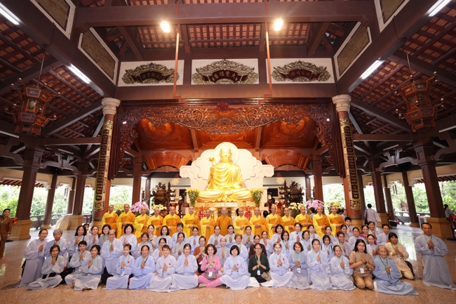 Nhóm Hiểu và Thương chùa Hoằng Pháp: Cúng dường Trường Hạ PL.2569 – DL.2025