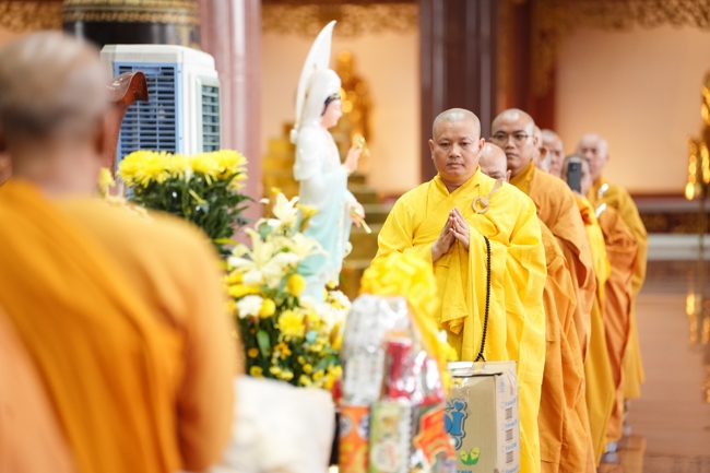 Nhóm Hiểu và Thương chùa Hoằng Pháp: Cúng dường Trường Hạ PL.2569 – DL.2025