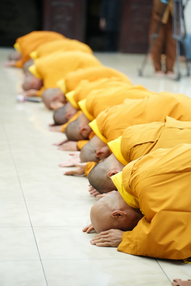 Nhóm Hiểu và Thương chùa Hoằng Pháp: Cúng dường Trường Hạ PL.2569 – DL.2025