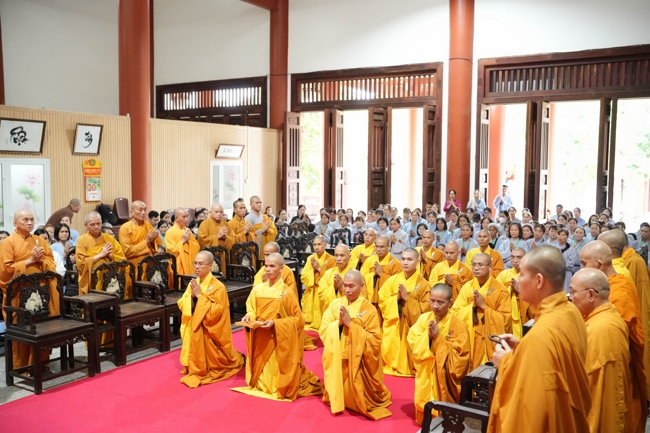 Nhóm Hiểu và Thương chùa Hoằng Pháp: Cúng dường Trường Hạ PL.2569 – DL.2025