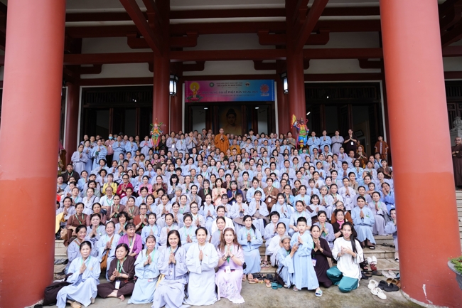 Nhóm Hiểu và Thương chùa Hoằng Pháp: Cúng dường Trường Hạ PL.2569 – DL.2025