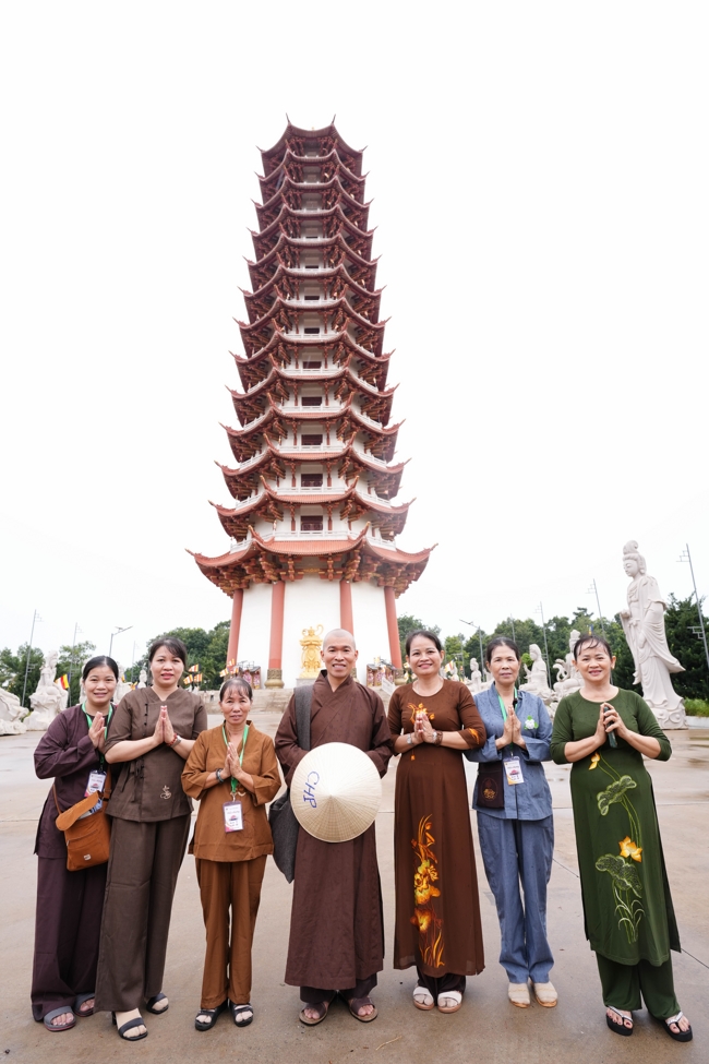 Nhóm Hiểu và Thương chùa Hoằng Pháp: Cúng dường Trường Hạ PL.2569 – DL.2025